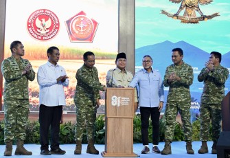 Panglima TNI Jenderal TNI Agus Subiyanto mendampingi Presiden RI Prabowo Subianto pada Panen Raya TNI yang digelar serentak di 43 titik