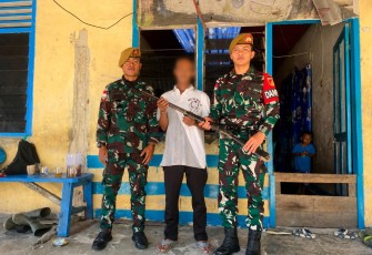 Satgas Pamtas RI-Malaysia Yonarmed 19/Bogani Terima Penyerahan Senjata Rakitan Dari Warga di Bengkayang