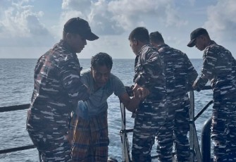 KRI Marlin-887 Berhasil Evakuasi Korban Selamat KLM Nurul Salsa 01 di Kepulauan Selayar 