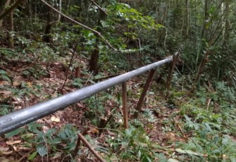 Instalasi pipa air bersih di Kampung Sesor