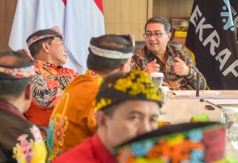 Menteri Ekonomi Kreatif/Kepala Badan Ekonomi Kreatif (Ekraf), Teuku Riefky Harsya (kanan) berbincang dengan Gubernur Kalimantan Utara (kiri) saat menerima audiensi di Kantor Kementerian Ekonomi Kreatif, Jakarta, Selasa (21/7/2026)