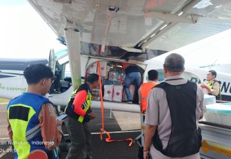 Sejumlah personel gabungan melakukan pengemasan barang-barang bantuan BNPB yang akan didistribusikan kepada masyarakat terdampak longsor di Kabupaten Nunukan, Provinsi Kalimantan Utara pada Jumat (24/7)