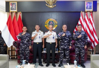 Komandan Kodaeral IX, Laksamana Muda TNI Hanarko Djodi Pamungkas, S.H., M.H., menerima audiensi Kepala Kantor Wilayah Direktorat Jenderal Imigrasi Maluku, Gindo Ginting, S.H., M.H., beserta rombongan di Lobby Mako Kodaeral IX, Halong, Kecamatan Baguala, Kota Ambon
