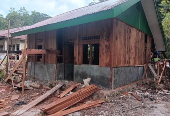 Pembangunan rumah semi permanen di kampung Sesor