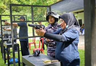 Komandan Kodaeral IX dan Kakanwil Imigrasi Maluku Latihan Menembak Bersama