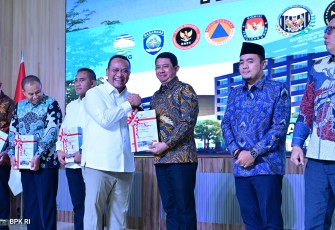Suasana penyerahan opini Wajar Tanpa Pengecualian (WTP) dari Badan Pemeriksa Keuangan (BPK) atas laporan keuangan tahun anggaran 2025 dilakukan oleh Anggota I BPK Dr. Nyoman Adhi Suryadnyana (kemeja putih) kepada Kepala BNPB Letjen TNI Dr. Suharyanto, S.Sos., M.M (batik cokelat) di Auditorium Gedung BPK RI, Jakarta pada Selasa (28/7)
