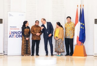 Menteri Ekonomi Kreatif/Kepala Badan Ekonomi Kreatif (Ekraf), Teuku Riefky Harsya (kedua kiri), berbincang dengan Duta Besar Prancis untuk Indonesia, Timor-Leste, dan ASEAN, H.E. Fabien Penone (tengah), saat menghadiri resepsi dan peragaan busana inkubator PINTU France–Indonesia di Kediaman Duta Besar Prancis, Jakarta, Selasa (28/07/2026) 