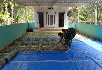 Bantu takmir masjid siapkan sajadah