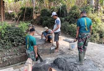 Pengerjaan akses jalan ke rumah warga