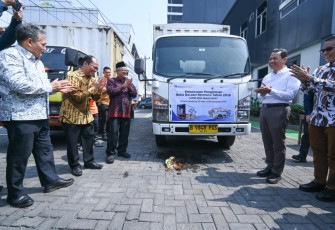 Mendikdasmen Abdul Mu'ti saat melepas pengiriman buku bacaan bermutu di Kudus, Jawa Tengah, Jumat (31/7)