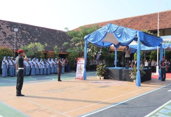 Kapolres Kendal AKBP Ratna Quratul Ainy, S.I.K., M.Si. turun langsung menjadi Inspektur Upacara sekaligus memberikan pembinaan kepada pelajar di SMK Bina Utama Kendal, Senin (24/8/2026)
