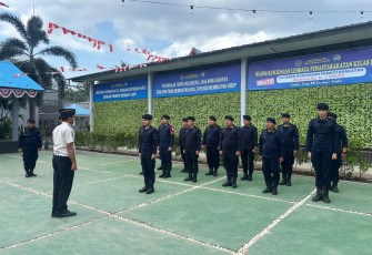 Kepala Kesatuan Pengamanan Lembaga Pemasyarakatan (Ka. KPLP) Lapas Kelas IIA Binjai, Rudi Icuana Sembiring, memimpin apel regu pengamanan, Senin (24/8/2026)