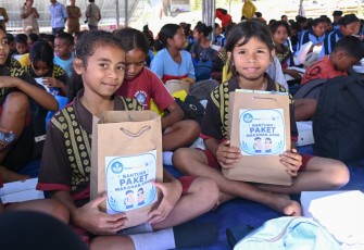 Anak-anak sekolah terdampak gempa NTT menerima bantuan, Senin (24/8)