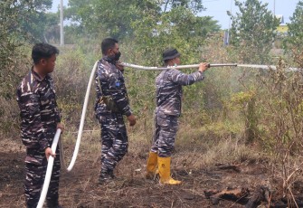 TNI AL dan Tim Gabungan Berupaya Padamkan Karhutla di Banjar Baru 