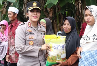 Kapolres Karimun Kunjungi Polsek Buru dan Salurkan Bansos untuk Warga
