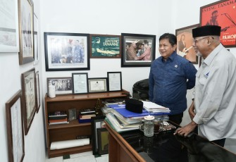 Wamentrans Viva Yoga bersama Enteng Tanamal di Sekretariat KCI, Jakarta