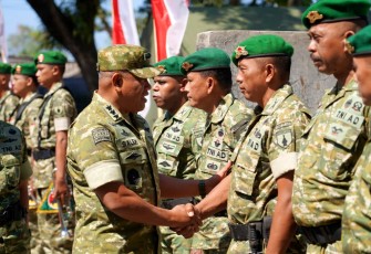 Wakil Kepala Staf Angkatan Darat (Wakasad) Letjen TNI Muhammad Saleh Mustafa melakukan kunjungan kerja di Yonif TP 531/Menak Sopal