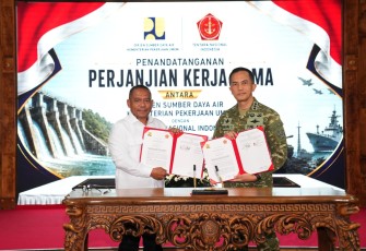 Kepala Staf Teritorial (Kaster) TNI Letjen TNI Bambang Trisnohadi bersama Direktur Jenderal Sumber Daya Air Kementerian PU Arnold A.P. Ritiauw menandatangani Perjanjian Kerja Sama (PKS)