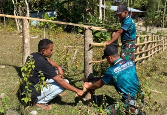 Semangat Gotong Royong di Perbatasan, Yonarmed 12 Kostrad Bantu Warga Siapkan Lahan