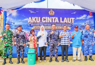 Sinergi TNI AL bersama Pemerintah dan Masyarakat kompak bersih bersih pesisir pantai sempena Hari Jadi TNI AL