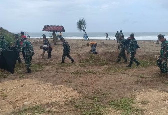 TNI Bersama Warga Bergerak, Pantai Dlodo Dibersihkan Jelang HUT ke-81