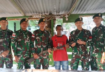 Jaga Perbatasan, Bangun Kepercayaan: Yonarmed 12 Kostrad Terima Penyerahan Senjata dari Warga Maumutin