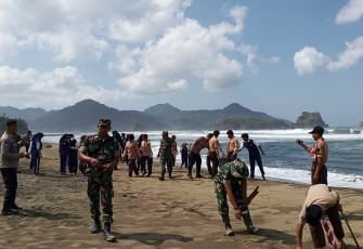 Koramil 0806-11/Panggul Gelar Karya Bakti Peduli Sampah di Pantai Kili-Kili