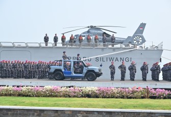 TNI Angkatan Laut menggelar Apel Siaga yang dipimpin langsung oleh Kepala Staf Angkatan Laut (Kasal) Laksamana TNI Dr. Muhammad Ali di Dermaga Madura Koarmada II, Surabaya