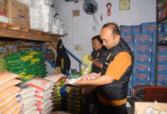 Satgas Pangan Polres Bondowoso Pastikan Harga Beras di Pasar Induk Sesuai HET
