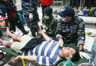 Hari Kedua Sar KM Virgo Transportasi 8, TNI AL Bersama Tim SAR Gabungan Evakuasi Korban di Laut Jawa 