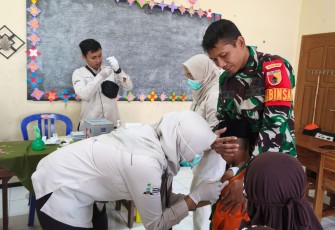 Babinsa Dampingi BIAS di MI Mambaul Ulum, Dorong Anak Sehat dan Terlindungi Sejak Dini