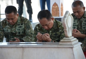 Panglima TNI Jenderal TNI Agus Subiyanto melaksanakan ziarah ke makam Presiden RI ke-2 Jenderal Besar TNI (Purn) Soeharto di Astana Giribangun, Karanganyar, Jawa Tengah