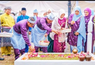 Gubernur Ansar dan Wagub Nyanyang Kenang Jasa Para Pejuang, Tabur Bunga di Taman Makam Pahlawan