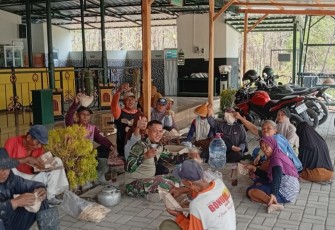 Momen Kebersamaan Satgas TMMD Reguler ke-130 Kodim Klaten Perkuat Kemanunggalan TNI dan Rakyat