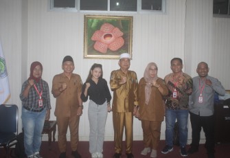  Penjabat (Pj) Sekretaris Daerah Kabupaten Bengkulu Tengah, Ayatul Mukhtadi menerima audiensi istimewa Karisma, putri daerah asal Desa Taba Terunjam, Kecamatan Karang Tinggi, Kabupaten Bengkulu Tengah yang berhasil lolos sebagai kontestan dalam ajang pencarian bakat Kontes Dangdut Indonesia (KDI) 2025