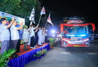 Dirjen PHI dan Jamsos Kemnaker, Indah Anggoro Putri, saat melepas peserta Mudik Bersama PT Kayaba Indonesia (KYBI) di Cikarang, Bekasi, Jumat (13/3/2026).
