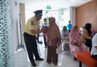 Melayani Sepenuh Hati, Security BRI BO Otista Hadirkan Kenyamanan bagi Nasabah Pensiunan