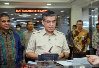 Menaker Pastikan Posko THR-BHR Tetap Siaga Saat Libur, Aduan THR Jadi Prioritas Pengawasan.