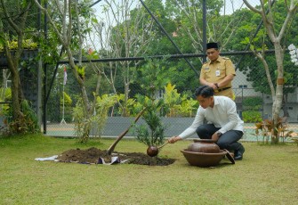 Penanaman pohon oleh Wapres RI Gibran Rakabuming di UKSW, Senin (26-02-2026).