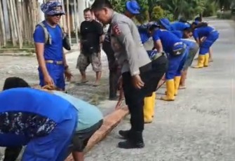 Tim SAR Korpolairud saat Bangun Jembatan Sementara di Korong Maranci, Padang Pariaman