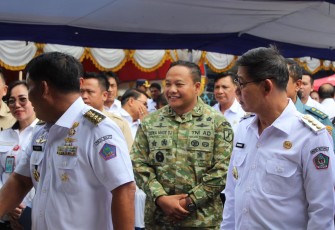 Dandim 1310/Bitung, Letkol Inf Dewa Made DJ saat turut mendampingi Gubernur Sulut pada kegiatan pemantauan pasar murah di Kota Bitung