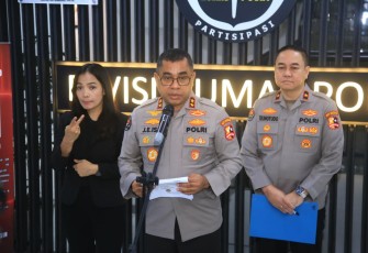 Kadivhumas Polri, Johnny Eddizon Isir, dalam doorstop yang digelar di Divhumas Polri, Rabu (25/2/2026)
