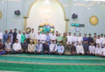 Malam ke-9 Ramadan, Wali Kota Tanjungpinang Lis Darmansyah dan Wakil Wali Kota Raja Ariza beserta rombongan melaksanakan Safari Ramadan Pemerintah Kota Tanjungpinang mengunjungi dan salat tarawih di Masjid Jami' Al Jannatul Ma'wa, Jalan Soekarno Hatta Kelurahan Tanjungpinang Barat, Kamis (26/2/2026)