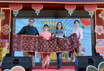 Wakil Menteri Ekonomi Kreatif, Irene Umar, menyaksikan langsung fashion show dalam rangkaian Harmoni Imlek Nusantara 2026 di Lapangan Banteng, Jakarta, Kamis (26/2/2026)