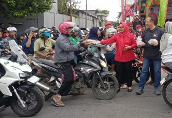 Acara bagi takjil kepada masyarakat dan pengendara yang melintas di Jalan Lawu, depan Kantor DPC PDIP Karanganyar, Jumat (27/2/2026) sore.
