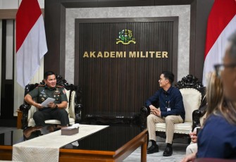 Gubernur Akademi Militer Mayjen TNI Rano Tilaar menerima audiensi Direktur Utama PT LEN Industri (Persero) Prof. Joga Dharma Setiawan, Ph.D