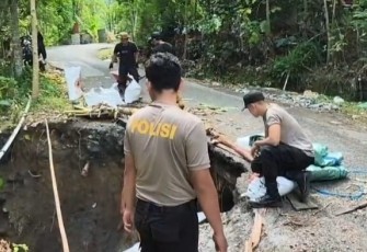 Gotong Royong Polres Lumajang dan Warga Pasang Ratusan Bronjong di Lokasi Longsor