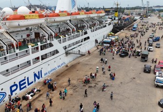 Foto aktifitas penumpang di pelabuhan