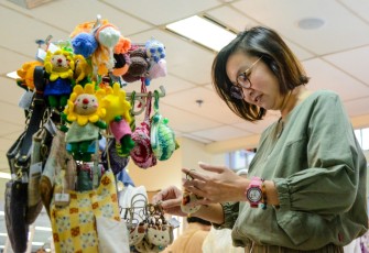 Wakil Menteri Ekonomi Kreatif, Irene Umar, saat meninjau langsung stan Bazar Kreatif dan Bakti Sosial Ramadan 1447 H di Gedung Film Pesona Indonesia, Jakarta, Kamis (5/3/2026)