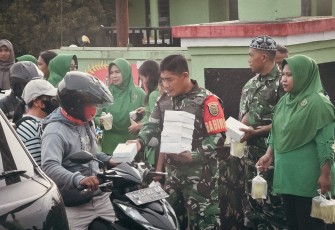 Koramil Kokonao dan Koramil Timika Bagikan Takjil kepada Pengguna Jalan